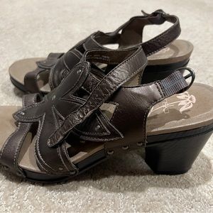 Dansko Shimmer Heel Flowers size 39EU LIKE NEW